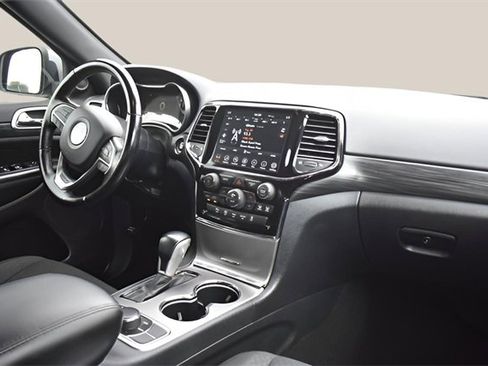 Used 2020 Jeep Grand Cherokee Laredo w/ 18" Wheel & 8.4" Radio Group image 15