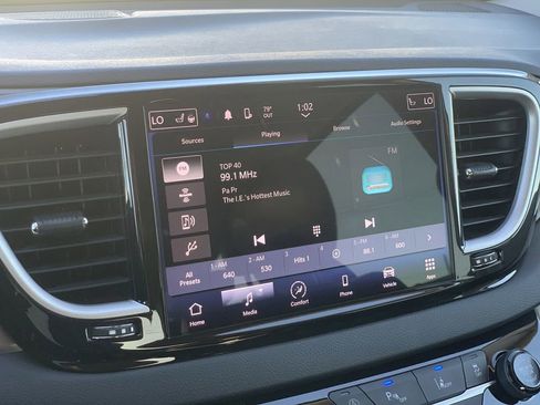 Used 2023 Chrysler Pacifica Touring-L FWD image 10