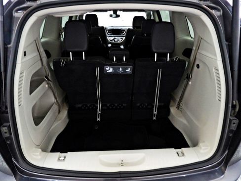 Used 2019 Chrysler Pacifica Touring-L FWD image 12