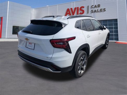 Used 2025 Chevrolet Trax LT w/ LT Convenience Package image 6