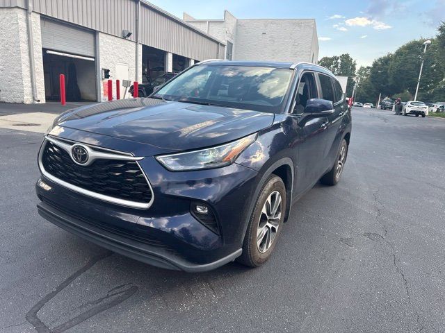 Used 2024 Toyota Highlander XLE FWD image 9