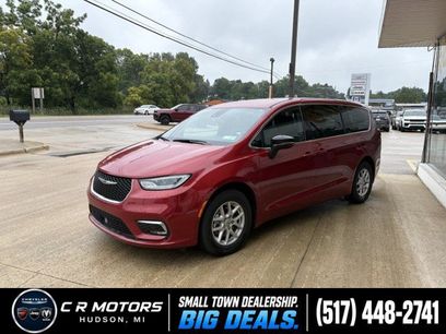 Used 2025 Chrysler Pacifica Select