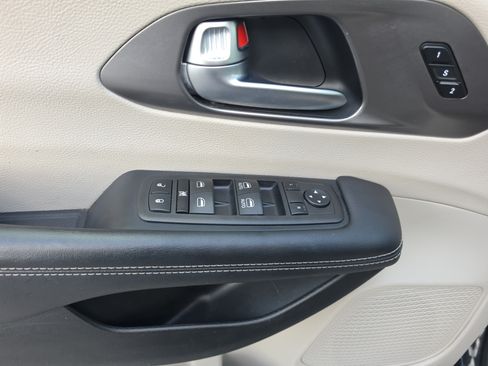 Used 2023 Chrysler Pacifica Touring-L FWD image 18