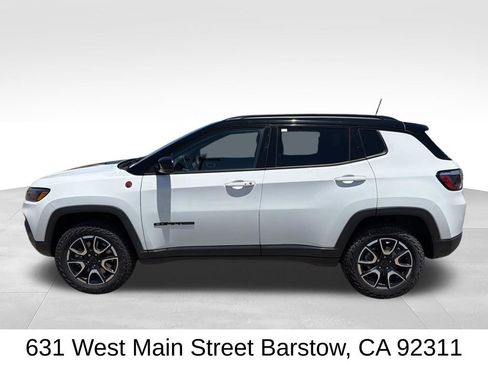 Used 2025 Jeep Compass Trailhawk AWD/4WD image 7