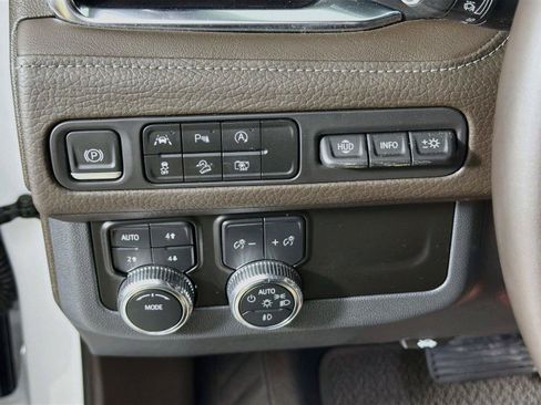 Used 2024 GMC Yukon Denali AWD/4WD image 10