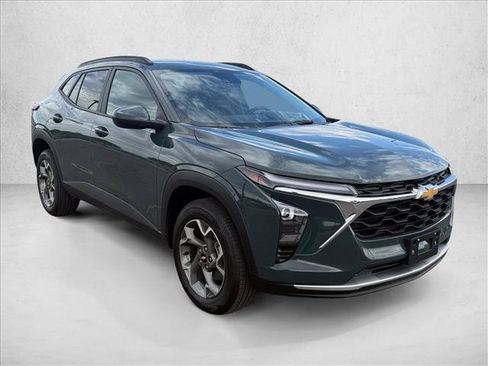 Used 2025 Chevrolet Trax LT w/ LT Convenience Package FWD image 3