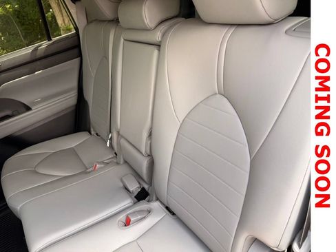 Used 2020 Toyota Highlander XLE AWD/4WD image 11