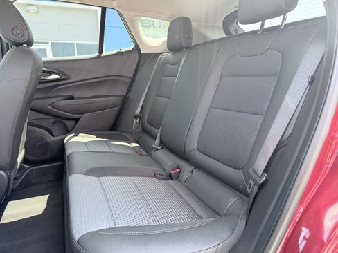Used 2025 Chevrolet Trax LT w/ LT Convenience Package FWD image 13