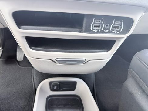 Used 2024 Chrysler Pacifica Touring-L image 13