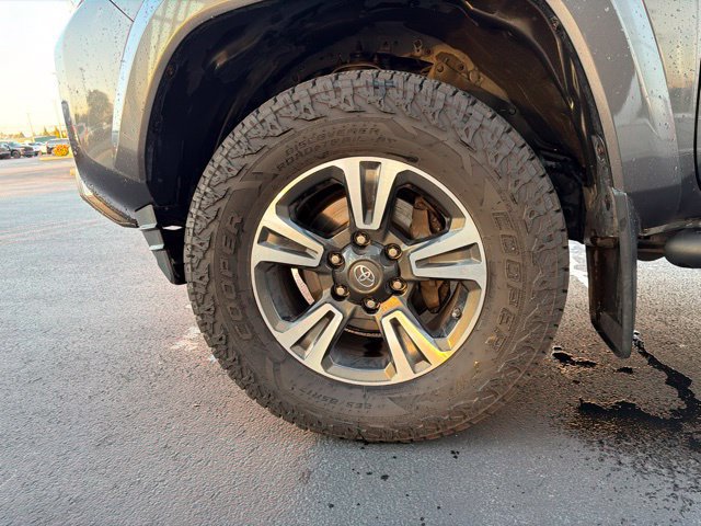 Used 2018 Toyota Tacoma TRD Sport AWD/4WD image 11