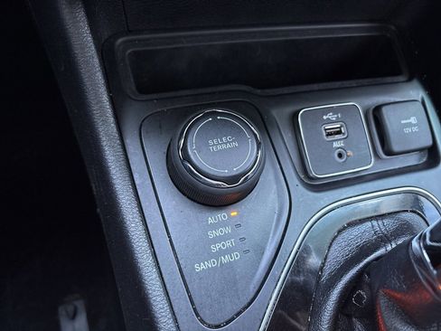 Used 2021 Jeep Cherokee Latitude Plus image 18