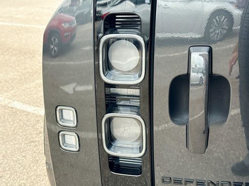 Used 2023 Land Rover Defender 90 V8 AWD/4WD image 10