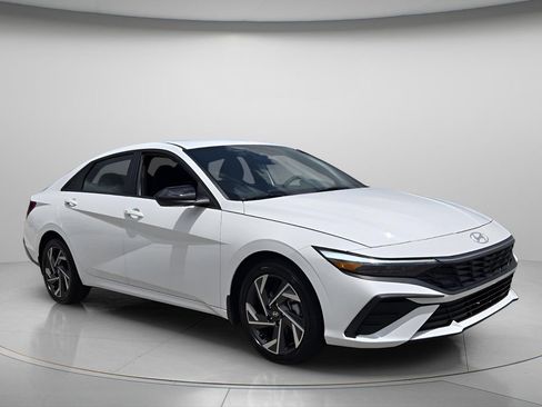 Certified 2025 Hyundai Elantra SEL w/ Cargo Package FWD image 9