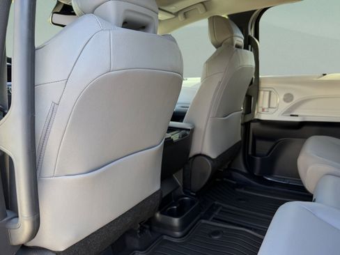 Used 2025 Toyota Sienna XLE FWD image 27