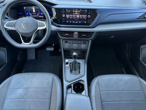 Certified 2022 Volkswagen Taos SE w/ Panoramic Sunroof Package image 12