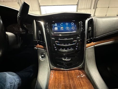 Used 2015 Cadillac Escalade ESV Premium image 20