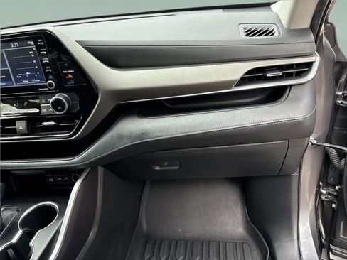 Used 2021 Toyota Highlander L image 19