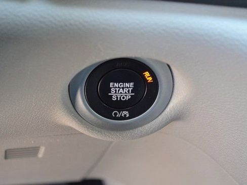 Used 2023 Chrysler Pacifica Touring-L FWD image 26