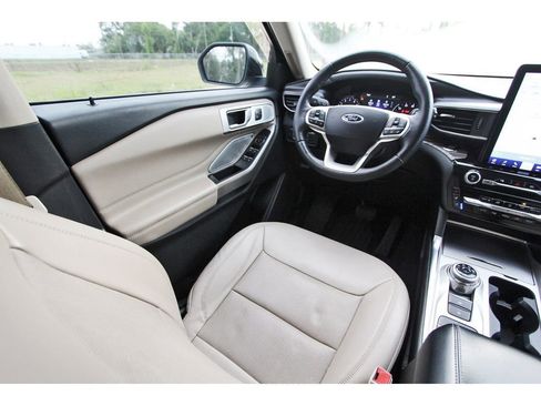 Certified 2022 Ford Explorer Limited w/ Limited Technology Package image 12