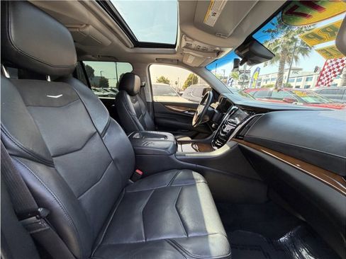 Used 2017 Cadillac Escalade Premium Luxury RWD image 35