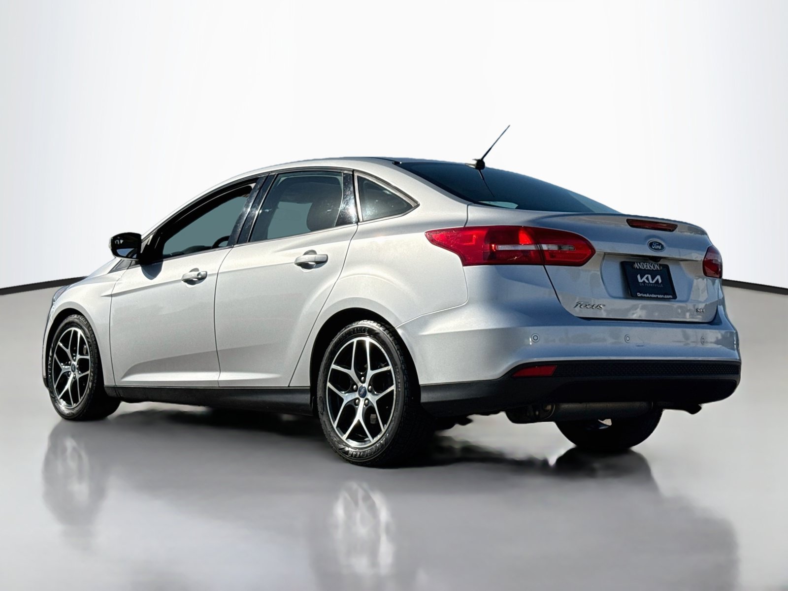 Used 2018 Ford Focus SEL w/ Cold Weather Package FWD image 5