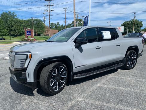 Used 2025 GMC Sierra EV Denali AWD/4WD image 3