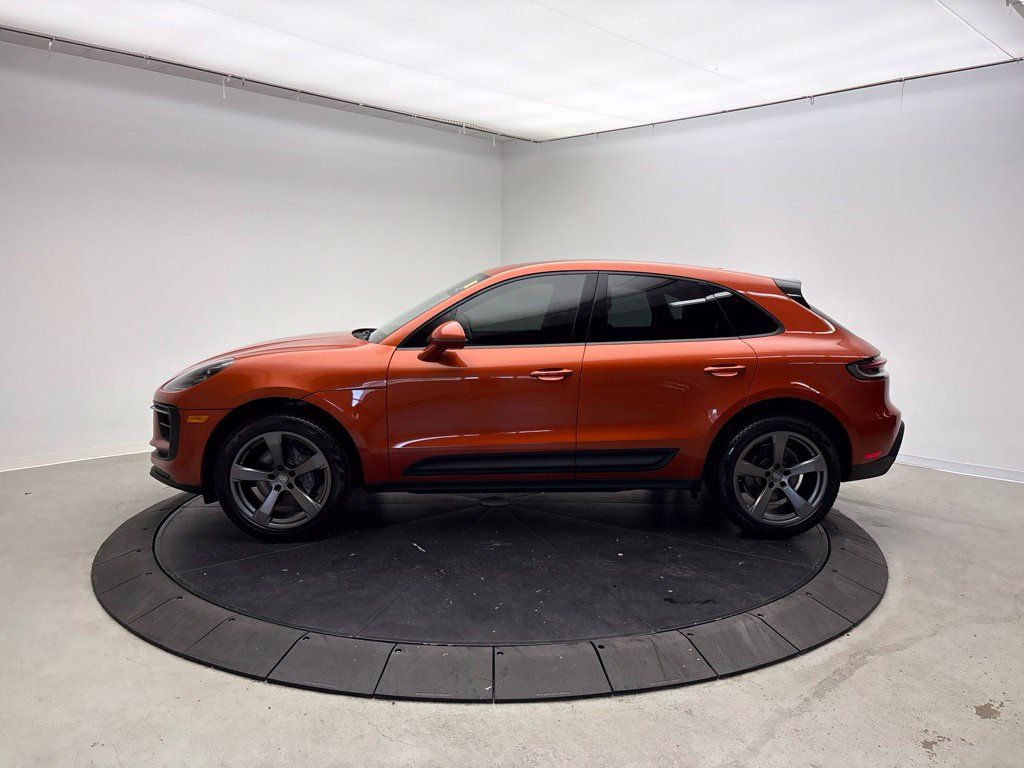Certified 2024 Porsche Macan AWD/4WD image 2