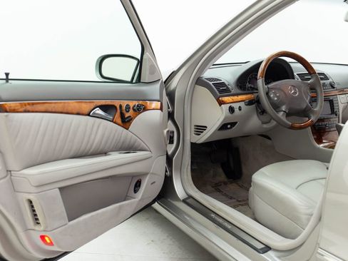 Used 2005 Mercedes-Benz E 500 Sedan w/ Lighting Pkg image 18