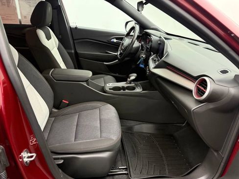 Used 2024 Chevrolet Trax RS FWD image 38