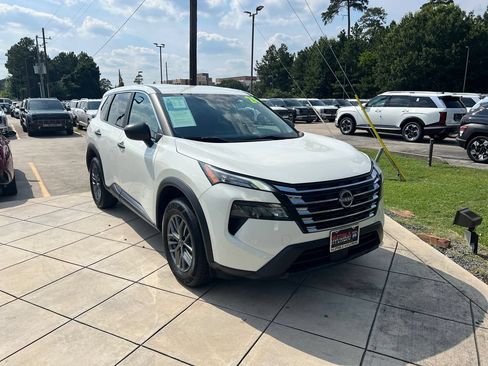 Used 2024 Nissan Rogue S FWD image 3
