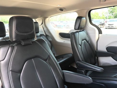 Used 2023 Chrysler Pacifica Touring-L FWD image 27
