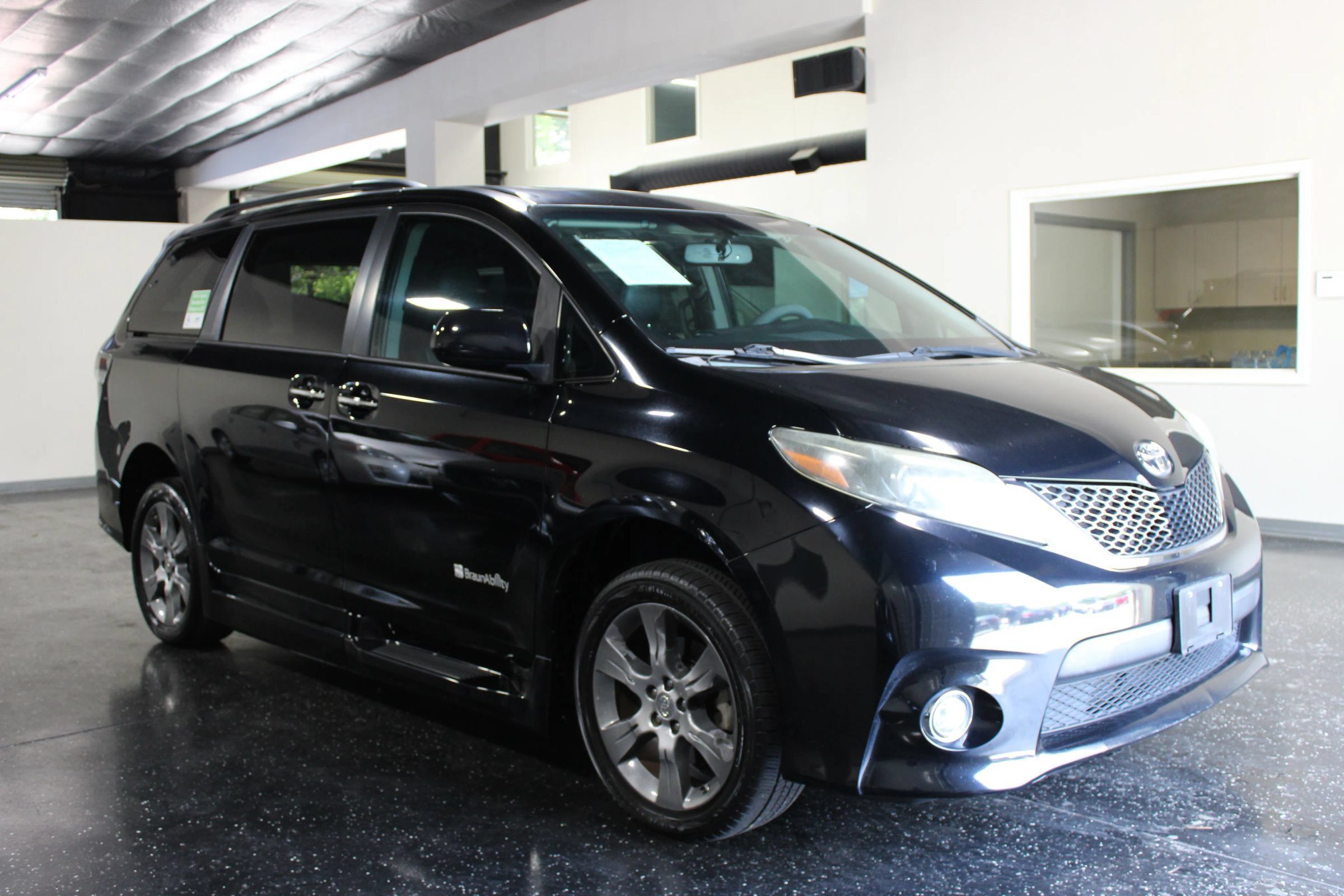 Used 2015 Toyota Sienna SE w/ SE Preferred Package FWD image 1