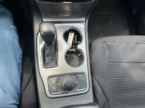 Used 2019 Jeep Grand Cherokee Laredo AWD/4WD image 14