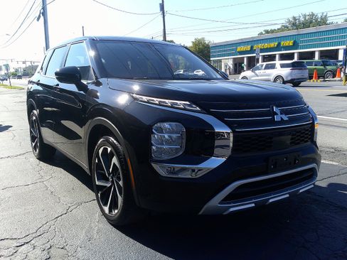 Used 2024 Mitsubishi Outlander SE image 1