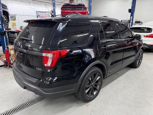Used 2018 Ford Explorer XLT w/ Equipment Group 202A FWD image 3