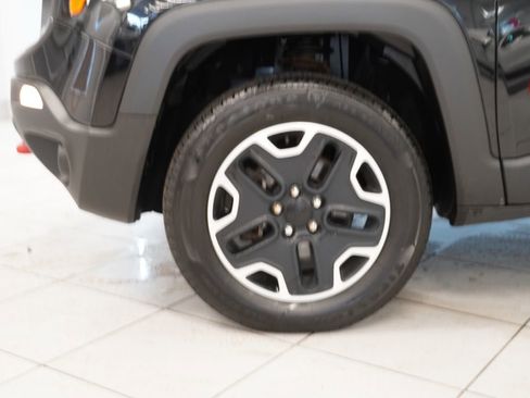 Used 2017 Jeep Renegade Trailhawk AWD/4WD image 17