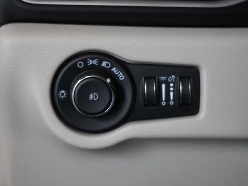 Used 2024 Chrysler Pacifica Touring-L FWD image 23