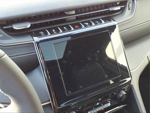 New 2025 Jeep Grand Cherokee Altitude image 18