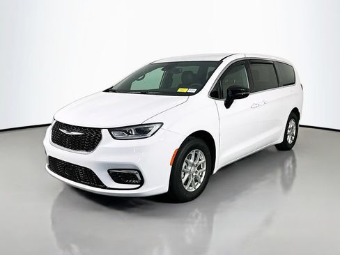 Used 2026 Chrysler Pacifica Select FWD image 3