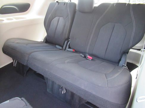 Certified 2022 Chrysler Voyager LX FWD image 33