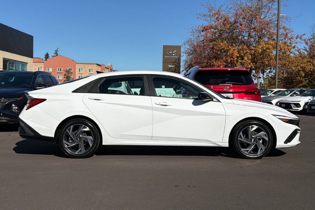 Certified 2025 Hyundai Elantra SEL w/ Cargo Package FWD image 4