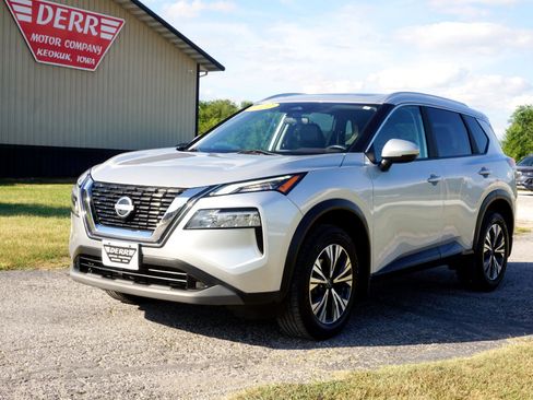 Used 2022 Nissan Rogue SV w/ SV Premium Package image 2