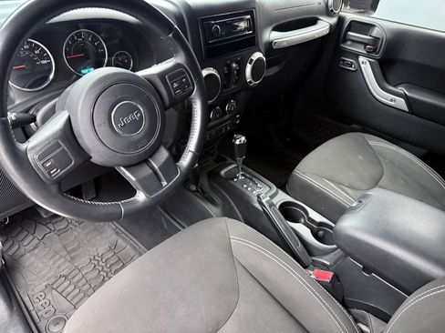 Used 2017 Jeep Wrangler Unlimited Rubicon w/ Cold Weather Group image 9