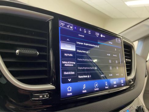 Used 2024 Chrysler Pacifica Touring-L image 29