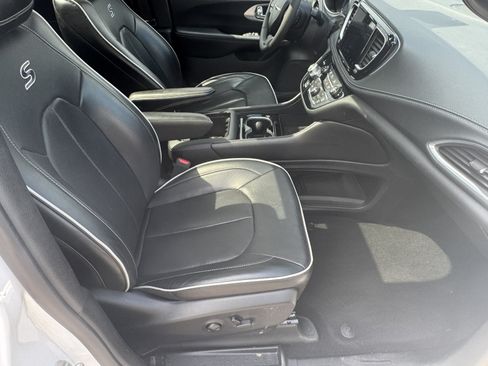Used 2025 Chrysler Pacifica Limited FWD image 16