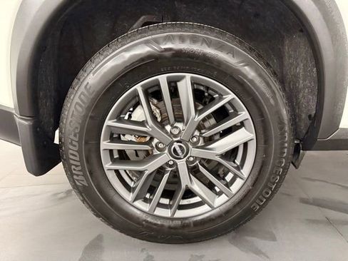 Used 2023 Nissan Rogue S image 11