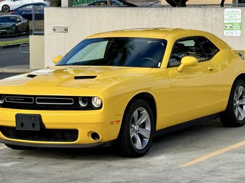 Used 2017 Dodge Challenger SXT RWD image 4