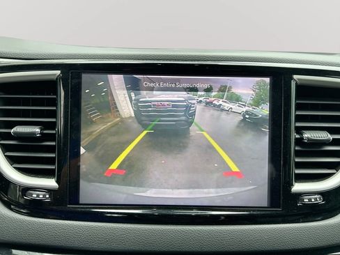 Used 2023 Chrysler Pacifica Touring-L FWD image 18
