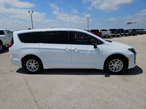 New 2027 Chrysler Pacifica Select FWD image 9