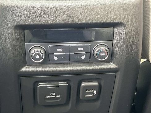 Used 2022 Chevrolet Traverse Premier FWD image 18
